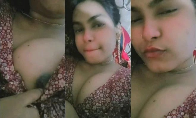 Desi Girl Shows Boobs Watch